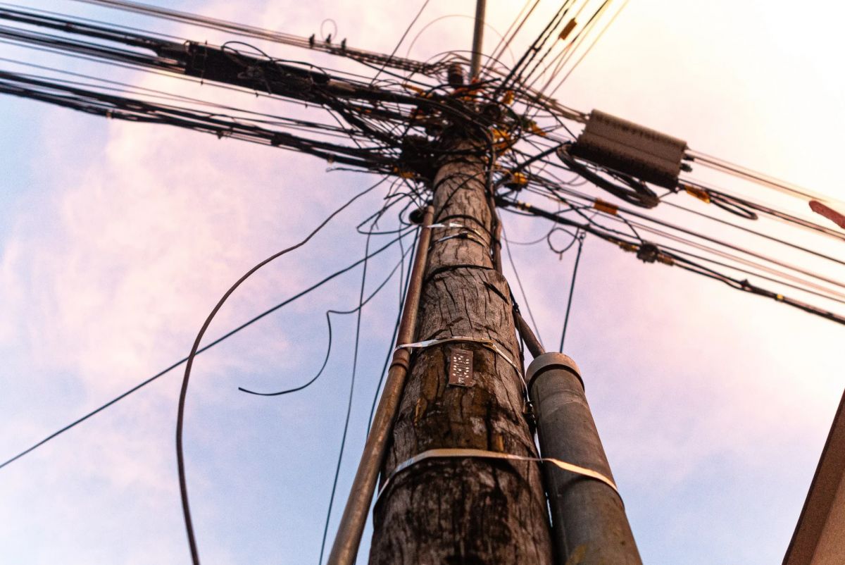 Mabel endurece fiscalização e anuncia decreto contra fios soltos em Goiânia